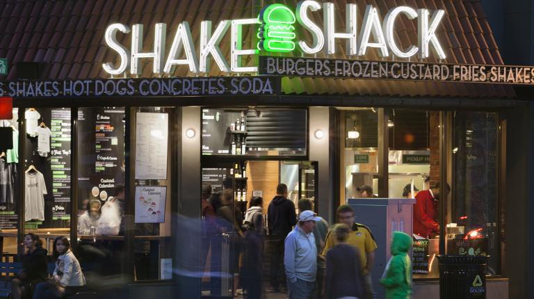 https://shakeshack.com/sites/default/files/styles/locations_mobile/public/feeds/images/Array--dupont.jpg?itok=_6KMmn2a